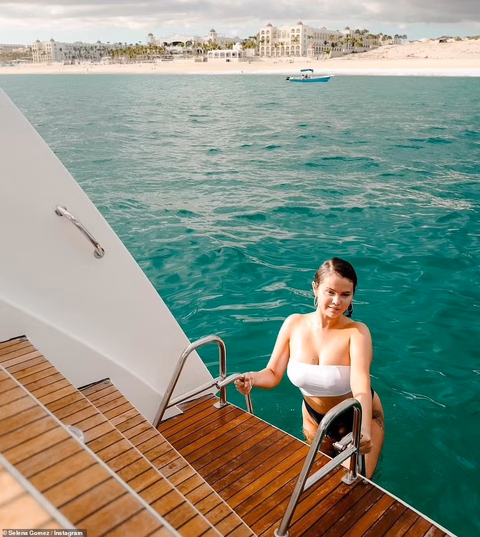 Trên Instagram, Selena đăng ảnh "sống ảo" về chuyến du lịch đầu năm cùng bạn bè, nhận được hơn 5 triệu lượt "Thích". Ảnh: IG.