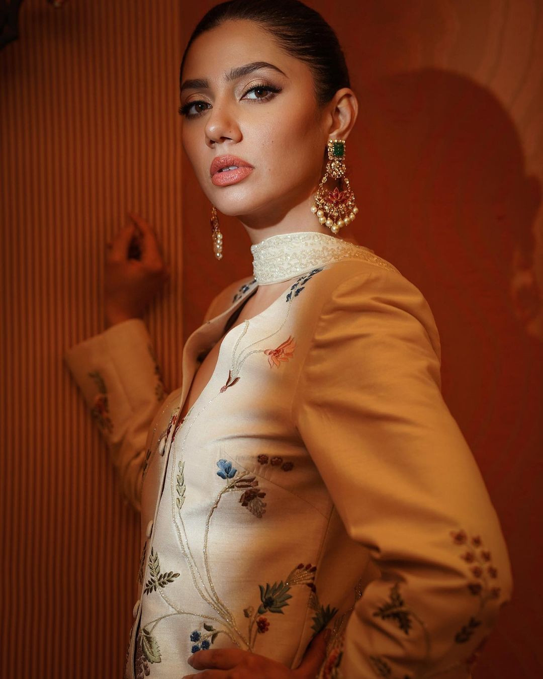 9. Mahira Khan (SN 1984) là diễn viên người Pakistan. Cô nhận được nhiều khen ngợi trong bộ phim tình cảm lãng mạn Humsafar. Cô cũng đã tham gia diễn xuất trong các bộ phim ăn khách khác của Pakistan như Bin Roye (2015), Ho Mann Jahaan (2015), 7 Din Mohabbat In (2018) và Superstar (2019).