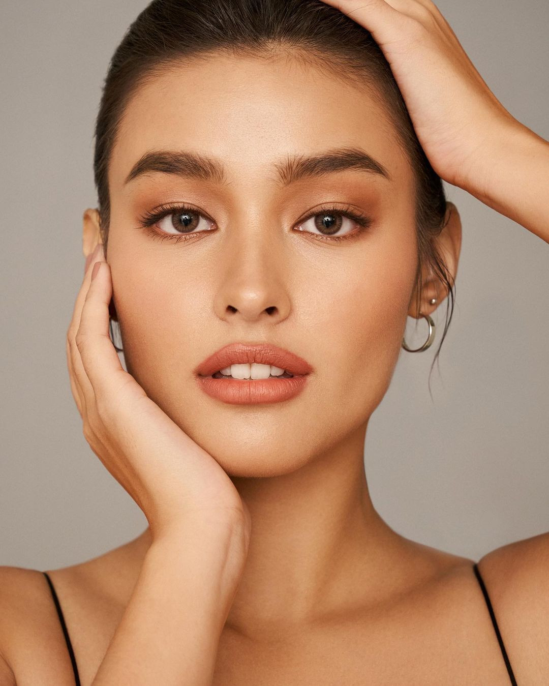 12. Lisa Soberano (SN 1998) là nữ diễn viên, người mẫu kiêm ca sĩ Philippines. Cô nổi lên sau khi đóng vai nhân vật chính trong bộ phim truyền hình hài lãng mạn Forevermore (2014–2015). Cô ấy cũng đã xuất hiện trong các bộ phim khác như Just The Way You Are (2015), Everyday I Love You (2015), My Ex and Whys (2017) và Alone/Together (2019)...