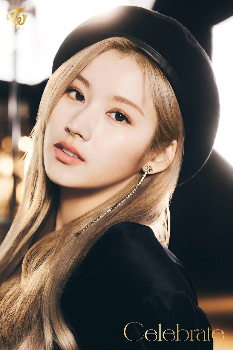 8. Sana (Twice) sinh năm 1996, với tên thật là Minatozaki Sana. Cô đảm nhận vị trí hát phụ trong nhóm nhạc Twice của công ty JYP Entertainment.