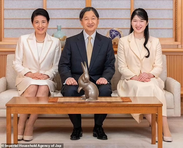 Nhật hoàng Naruhito, Hoàng hậu Masako và Công chúa Aiko chụp ảnh với tượng thỏ - con giáp đại diện cho năm 2023 theo quan niệm của người Nhật Bản. Ảnh: Imperial Household Agency of Japan.
