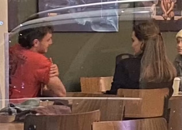 Angelina Jolie và Paul Mescal trò chuyện trong quán cà phê. Ảnh: IG.
