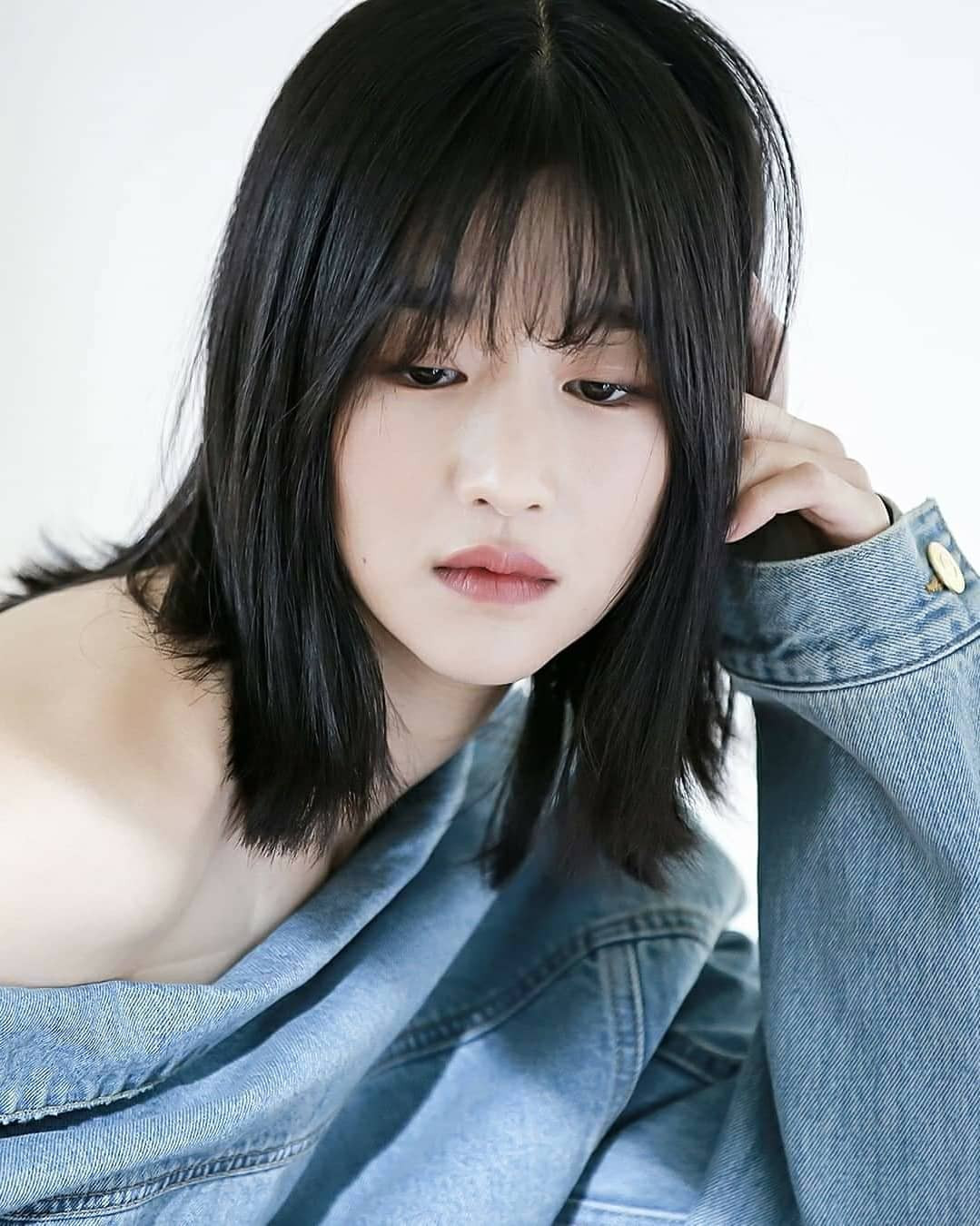 1. Seo Ye Ji (SN 1990) là nữ diễn viên, người mẫu Hàn Quốc. Cô tham gia nhiều phim truyền hình như Diary of a Night Watchman (2014), Last (2015), Moorim School: Saga of the Brave (2016), Save Me (2017), Lawless Lawyer (2018). Tuy nhiên, phải đến It’s Okay to Not Be Okay (2020), cô mới trở nên nổi tiếng tại Hàn Quốc và châu Á. Tuy nhiên, không lâu sau đó cô vướng bê bối thao túng bạn trai - nam diễn viên Kim Jung Hyun, khiến sự nghiệp vừa khởi sắc lại rơi vào khủng hoảng. Năm 2022, cô tái xuất với vai nữ chính trong phim đề tài báo thù 19+ Thiên nga bóng đêm.