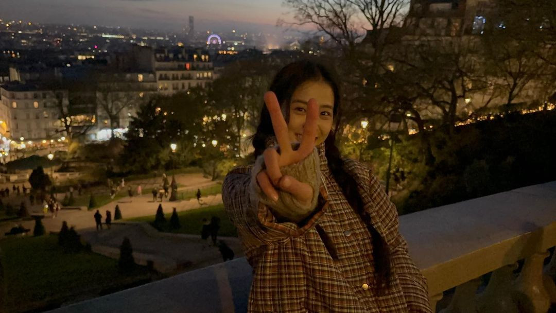 Chị cả BlackPink, Jisoo, viết trên trang cá nhân: “Tôi lưu lại một ngày cho năm 2022. Tôi nghĩ rằng năm qua là một năm trưởng thành theo nhiều mặt, buồn vui lẫn lộn. Mong 2023 là năm của nhiều tiếng cười hơn cho tất cả chúng ta. Hãy khoẻ mạnh và hạnh phúc. Chúc mừng năm mới!”. Ảnh: IG.