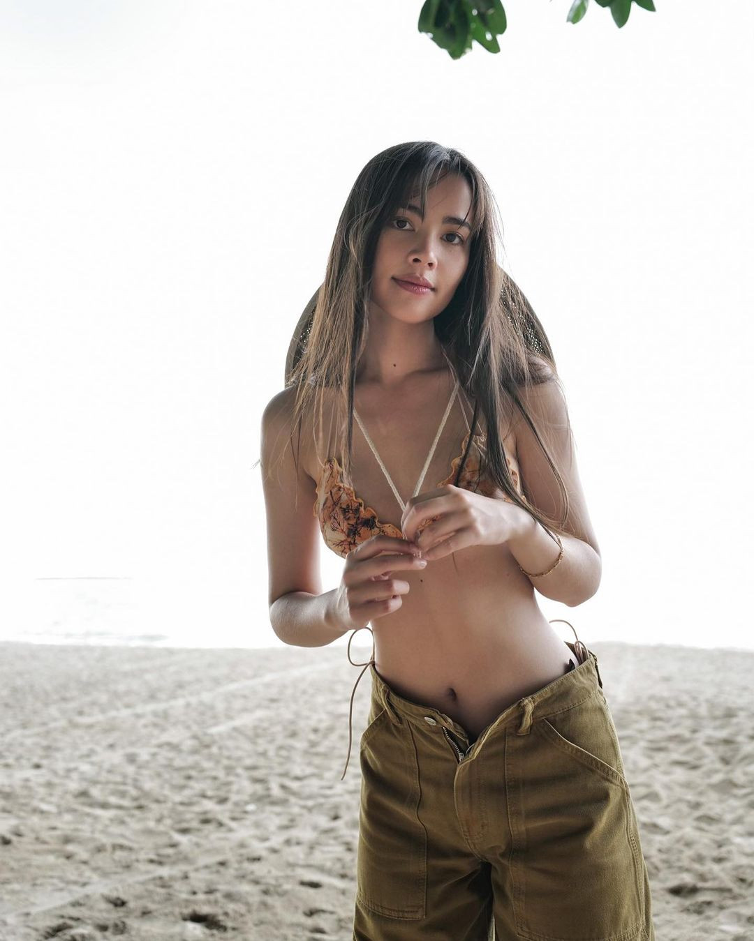 11. Urassaya Sperbund (SN 1993), nghệ danh Yaya là diễn viên kiêm người mẫu Na Uy gốc Thái Lan. Cô được biết đến qua các vai diễn trong Trang trại tình yêu (2010), Trò chơi tình yêu (2011), Trái tim người thừa kế (2012), Sóng gió cuộc đời (2017) và Duyên trời định (2018)...