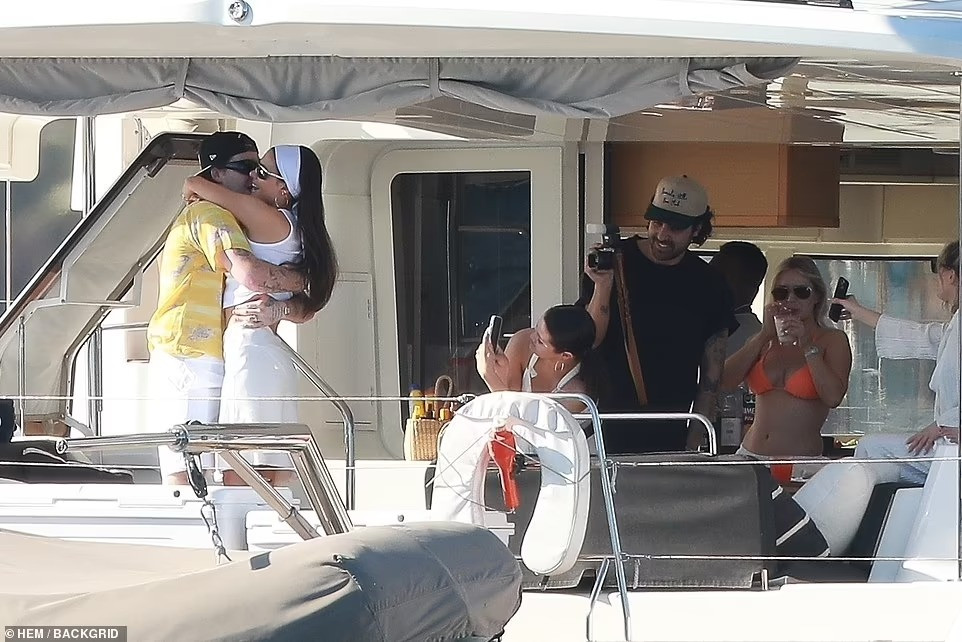 Selena giúp Brooklyn và Nicola ghi lại những khoảnh khắc thắm thiết bên nhau. Ảnh: BackGrid.