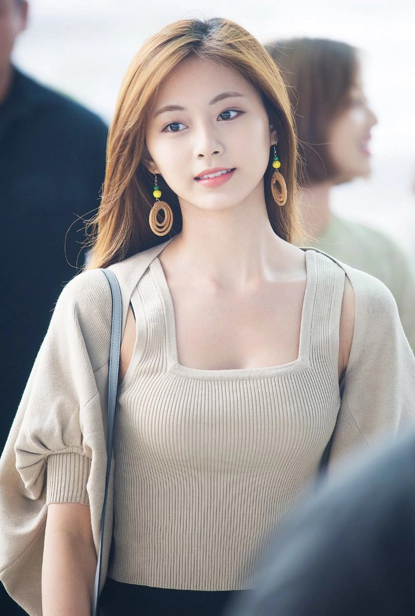 2. Tzuyu (Twice) là nữ thần tượng K-pop gốc Đài Loan (Trung Quốc). Mỹ nhân sinh năm 1999 đảm nhận vị trí nhảy chính, hát phụ và visual trong nhóm Twice.