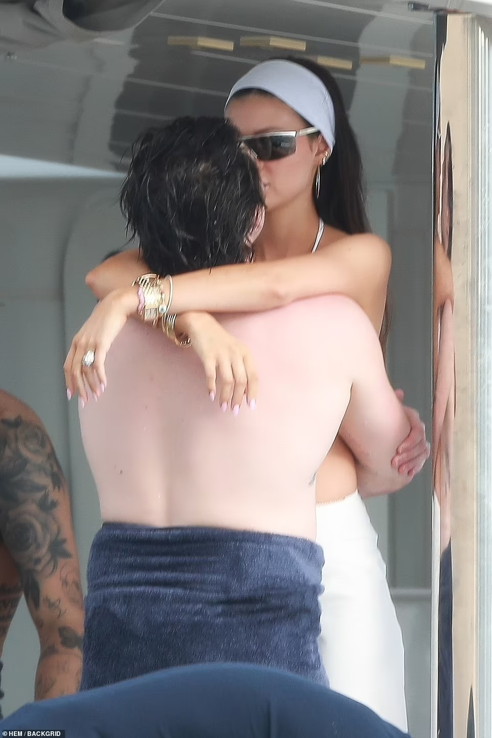 Cánh săn ảnh chụp được khoảnh khắc ngọt ngào của đôi vợ chồng mới cưới. Sau khi kết hôn, Brooklyn dành nhiều thời gian cho bà xã hơn 4 tuổi và gia đình vợ, cả những dịp quan trọng như Giáng sinh và giao thừa. Ảnh: BackGrid.