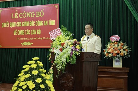 Thượng tá Nguyễn Nam Trung - Trưởng Công an thành phố phát biểu nhận nhiệm vụ. Ảnh: BXD. Thượng tá Nguyễn Nam Trung - Trưởng Công an thành phố phát biểu nhận nhiệm vụ. Ảnh: BXD.
