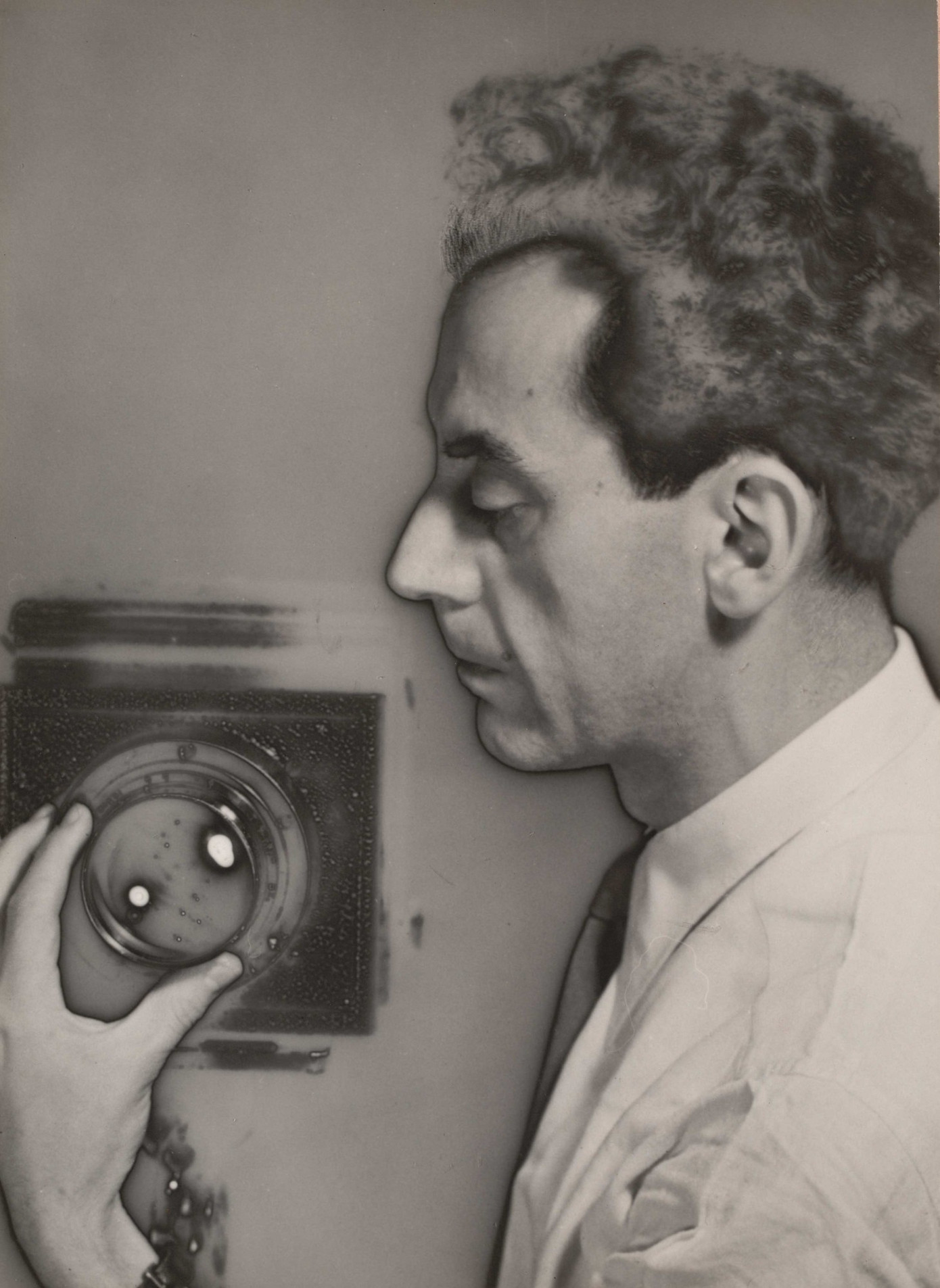 Nhiếp ảnh gia Man Ray. Ảnh: Moma. Nhiếp ảnh gia Man Ray. Ảnh: Moma.