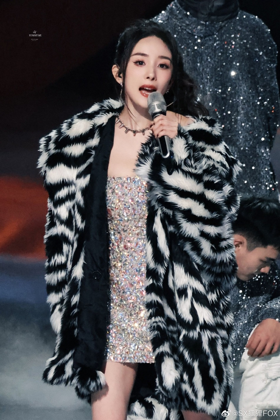 Dương Mịch hoá nữ rocker gợi cảm trong bộ váy lấp lánh và áo khoác lông hoạ tiết ngựa vằn biểu diễn trong gala giao thừa của đài truyền hình Hồ Nam. Ảnh: Sina.
