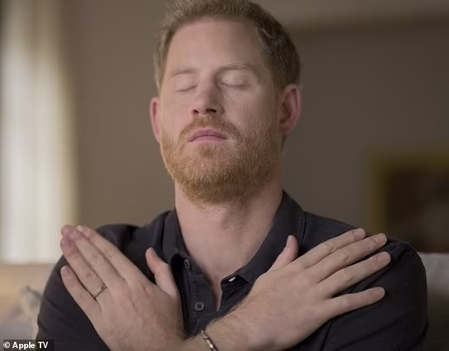 Hoàng tử Harry áp dụng EMDR, nhắm mắt và vỗ ngực, để điều trị tâm lý. Ảnh: Apple TV. Hoàng tử Harry áp dụng EMDR, nhắm mắt và vỗ ngực, để điều trị tâm lý. Ảnh: Apple TV.