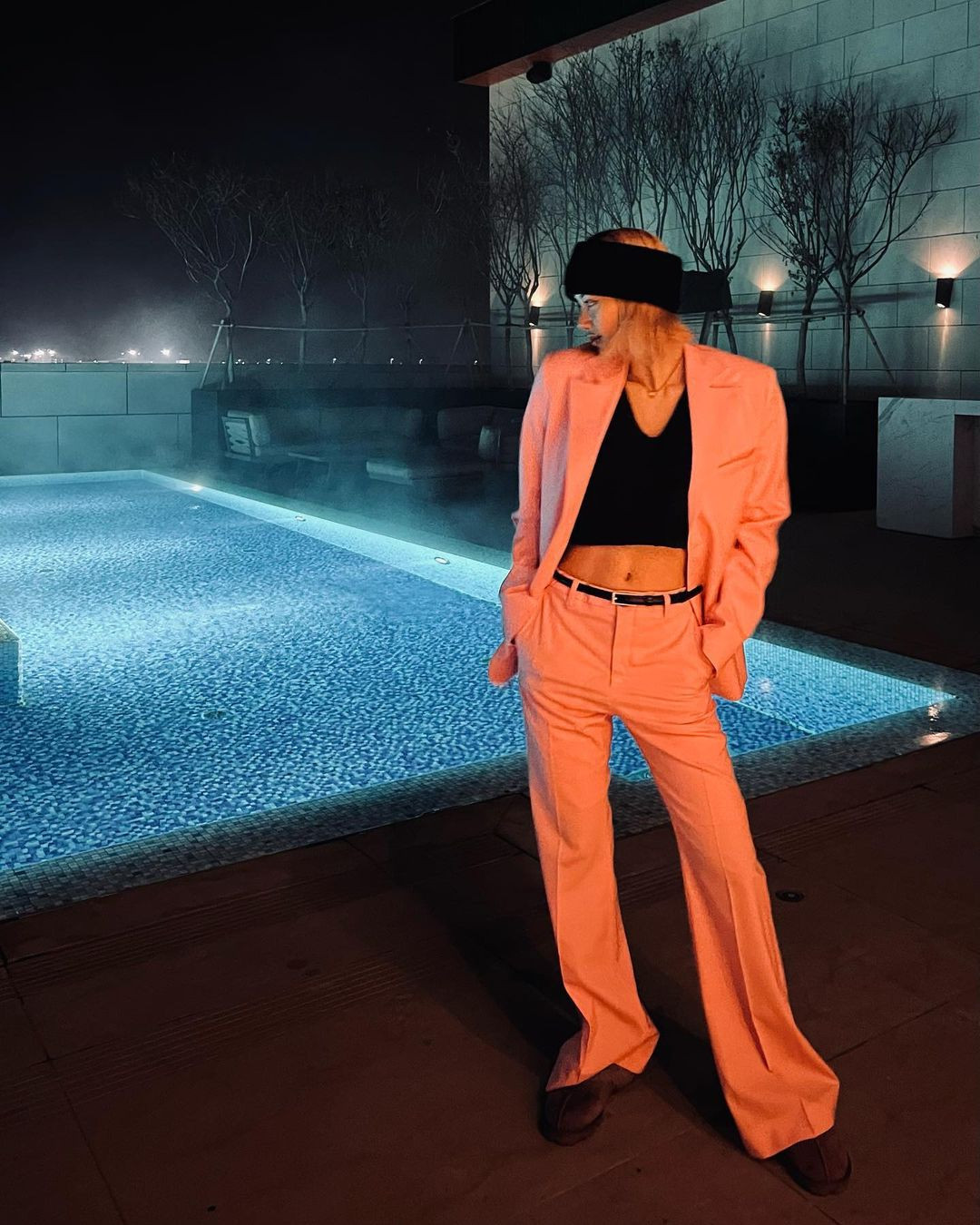 Lisa (BlackPink) đăng ảnh diện đồ menswear, lộ cơ bụng săn chắc, tạo dáng chất ngầu vào đúng thời khắc giao thừa. Cô chia sẻ 2022 là một năm tuyệt vời, đồng thời chúc người hâm mộ năm mới 2023 tốt đẹp hơn nữa. Ảnh: IG.