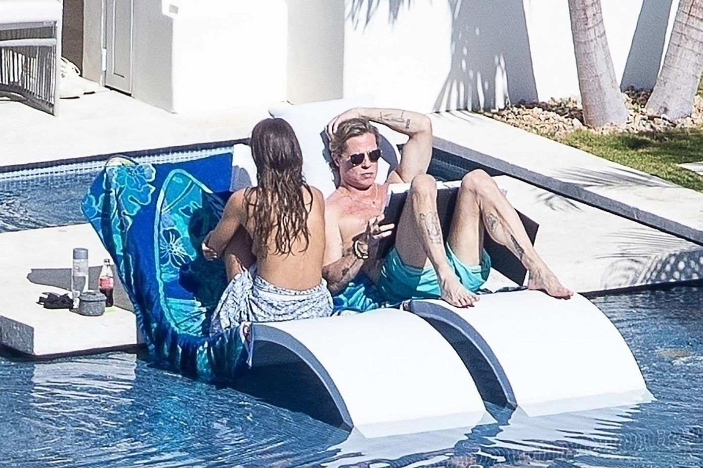 Brad Pitt và bạn gái kém 27 tuổi để ngực trần tắm nắng. Ảnh: BACKGRID.