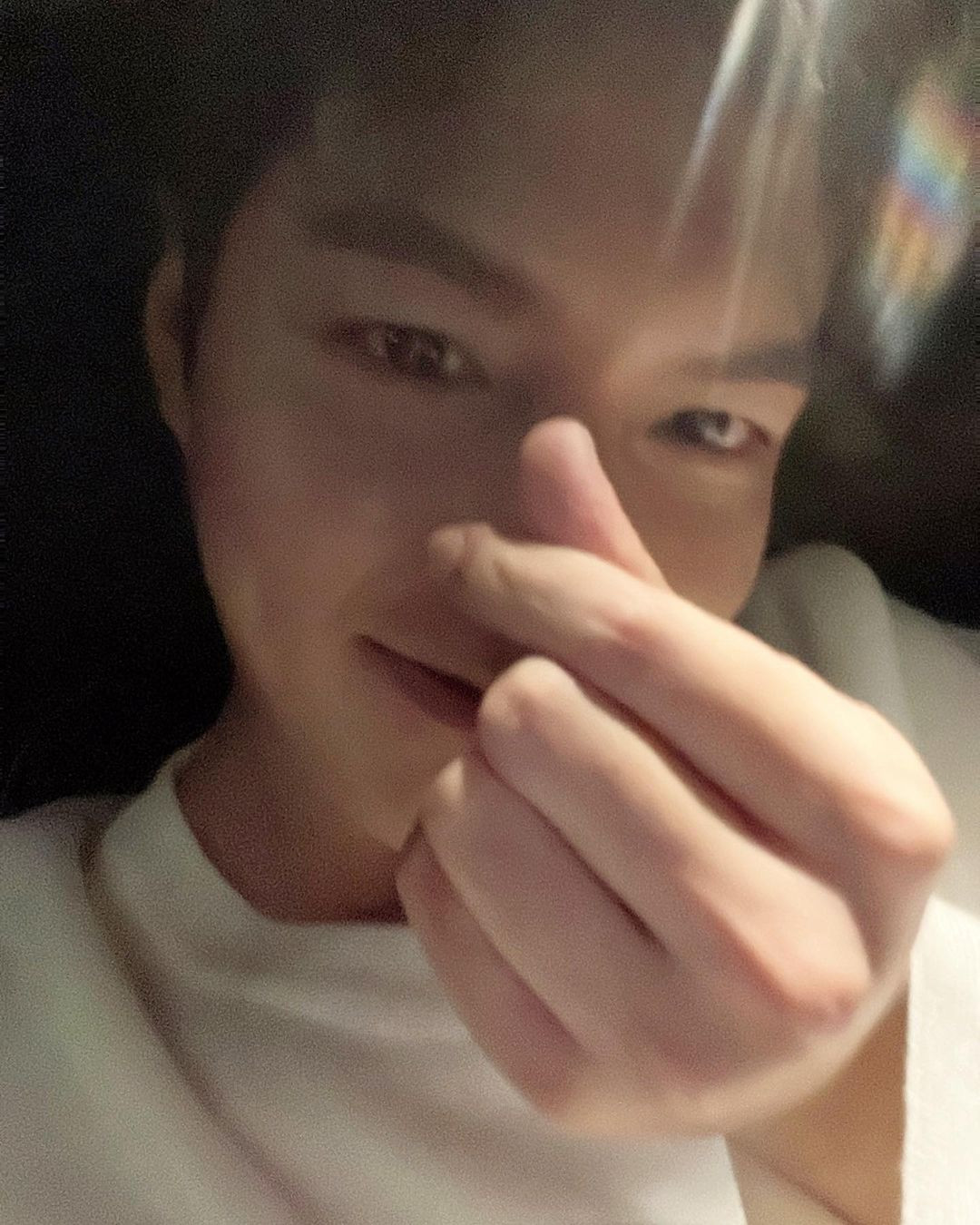 Lee Min Ho “thả tim” với người hâm mộ trên mạng xã hội. “Chúc mừng năm mới mọi người!”, anh viết. Ảnh: IG.