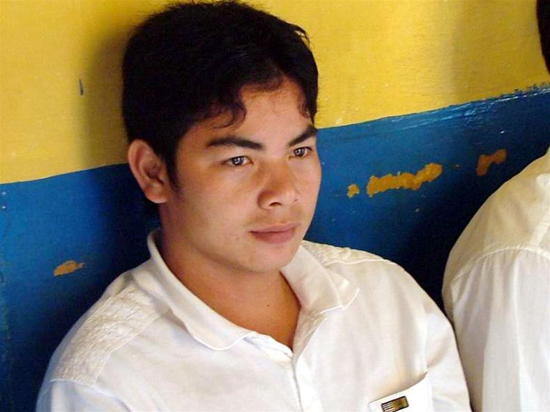 Hải Lâm có mặt tại tòa trên tay cầm theo cáo trạng Văn Trương vào cùng thời gian với Hải Lâm Hải Lâm lặng lẽ đọc cáo trạng chờ phiên tòa khai mạc Từ sáng sớm, đông đảo người dân chờ đợi phiên tòa diễn ra Từ 6h nhóm PV trong nước đã có mặt để đưa tin về phiên tòa Văn Trương đôi mắt đỏ ngầu do mất ngủ vì lo lắng PV hãng thông tấn AP (trái) cũng có mặt để đưa tin về phiên tòa Nhóm bị cáo tại ngoại có mặt trong phòng xử án Lúc 7h55 Văn Quyến có mặt tại tòa Áp giải Lê Quốc Vượng cùng Trương Tấn Hải đến phiên toà Tiếp viên hàng không Phan Thị Cẩm Lai bạn gái Quốc Vượng- bị tòa triệu tập với tư cách người có quyền lợi nghĩa vụ liên quan cũng có mặt Mở còng cho Tấn Hải và Quốc Vượng trước giờ khai mạc phiên tòa xét xử Hải Lâm có mặt tại tòa trên tay cầm theo cáo trạng Văn Trương vào cùng thời gian với Hải Lâm Hải Lâm lặng lẽ đọc cáo trạng chờ phiên tòa khai mạc Từ sáng sớm, đông đảo người dân chờ đợi phiên tòa diễn ra Từ 6h nhóm PV trong nước đã có mặt để đưa tin về phiên tòa Văn Trương đôi mắt đỏ ngầu do mất ngủ vì lo lắng PV hãng thông tấn AP (trái) cũng có mặt để đưa tin về phiên tòa Nhóm bị cáo tại ngoại có mặt trong phòng xử án Lúc 7h55 Văn Quyến có mặt tại tòa Áp giải Lê Quốc Vượng cùng Trương Tấn Hải đến phiên toà Tiếp viên hàng không Phan Thị Cẩm Lai bạn gái Quốc Vượng- bị tòa triệu tập với tư cách người có quyền lợi nghĩa vụ liên quan cũng có mặt Mở còng cho Tấn Hải và Quốc Vượng trước giờ khai mạc phiên tòa xét xử