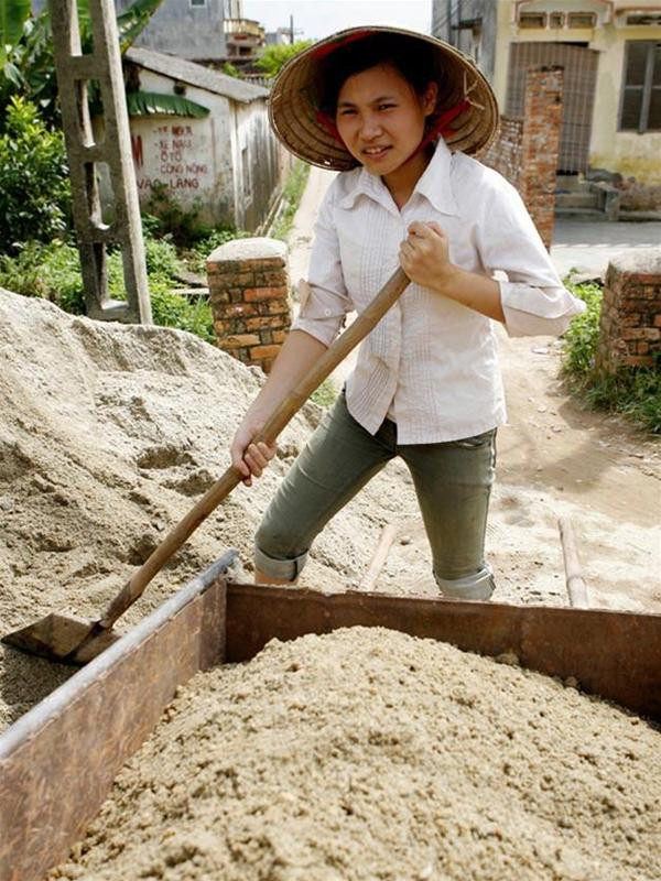Chu Thị Kim Liên và công việc thường ngày giúp mẹ: Chở cát thuê. (Ảnh chụp trưa ngày 2/8/2008 của Hồng Vĩnh) Chu Thị Kim Liên và công việc thường ngày giúp mẹ: Chở cát thuê. (Ảnh chụp trưa ngày 2/8/2008 của Hồng Vĩnh)
