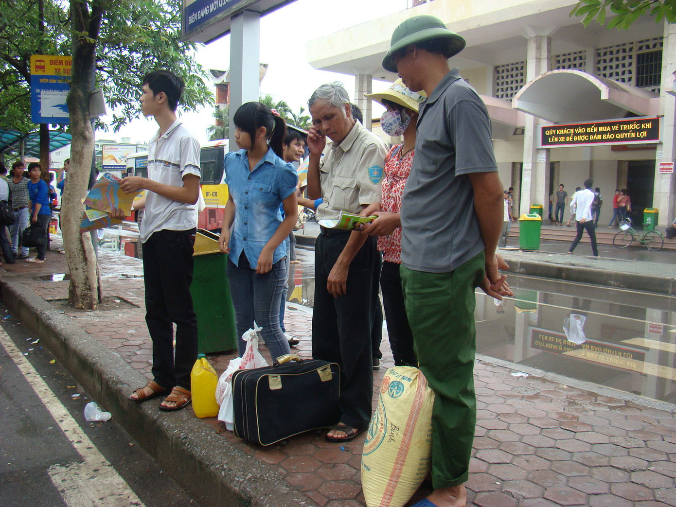 Sĩ tử và phụ huynh tại bến xe Giáp Bát, sáng 1-7