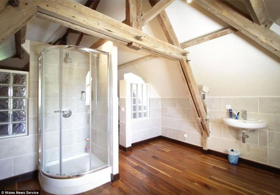 Phòng tắm rộng và sàn làm bằng gỗ