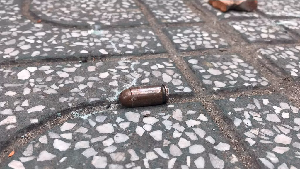 Côn đồ vác mã tấu chống trả, công an nổ nhiều phát súng khống chế ảnh 1