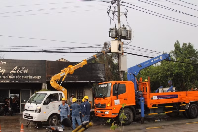 Nổ trạm biến áp ở Sài Gòn, 2 nhân viên điện lực bỏng nặng ảnh 1