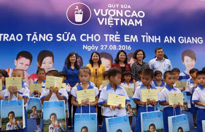 Vinamilk tặng 111.000 ly sữa cho hơn 1.200 trẻ em tỉnh An Giang ảnh 2