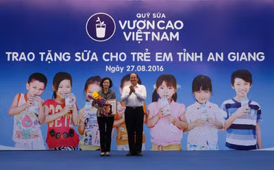 Vinamilk tặng 111.000 ly sữa cho hơn 1.200 trẻ em tỉnh An Giang ảnh 1