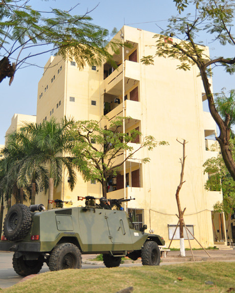 Nhận được tin báo, lực lượng cơ động và các chiến sỹ đặc nhiệm nhanh chóng có mặt