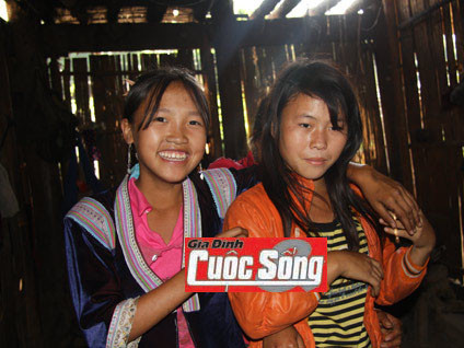 Cô bé Mẩy (người bên phải) năm nay 14 đã 2 lần kết hôn 