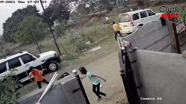 Trẻ em bỏ chạy khi bị khỉ tấn công. Ảnh cắt từ video