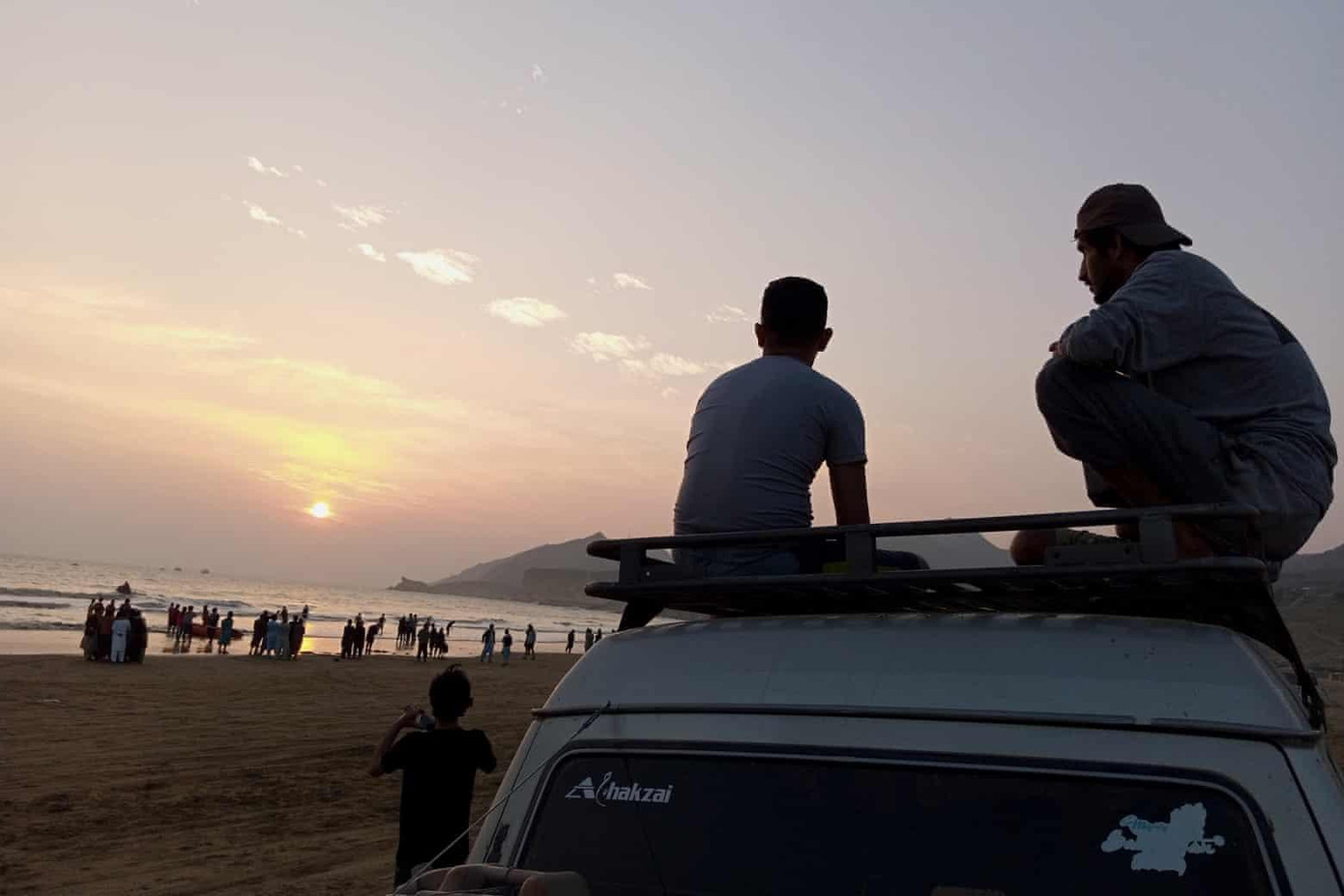 Người dân Quetta (Pakistan) ngồi trên bãi biển ngắm hoàng hôn cuối cùng của năm 2021. Ảnh: EPA Người dân Quetta (Pakistan) ngồi trên bãi biển ngắm hoàng hôn cuối cùng của năm 2021. Ảnh: EPA