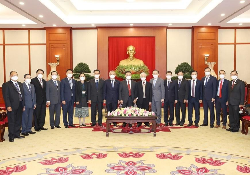 Tổng Bí thư Nguyễn Phú Trọng và Chủ tịch Quốc hội Lào Xaysomphone Phomvihane chụp ảnh chung cùng các đại biểu. (Ảnh: Trí Dũng/TTXVN) Tổng Bí thư Nguyễn Phú Trọng và Chủ tịch Quốc hội Lào Xaysomphone Phomvihane chụp ảnh chung cùng các đại biểu. (Ảnh: Trí Dũng/TTXVN)