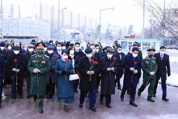 Chủ tịch nước Nguyễn Xuân Phúc cùng Đoàn đại biểu cấp cao Việt Nam dâng hoa tại Tượng đài Chủ tịch Hồ Chí Minh. (Ảnh: Thống Nhất/TTXVN)