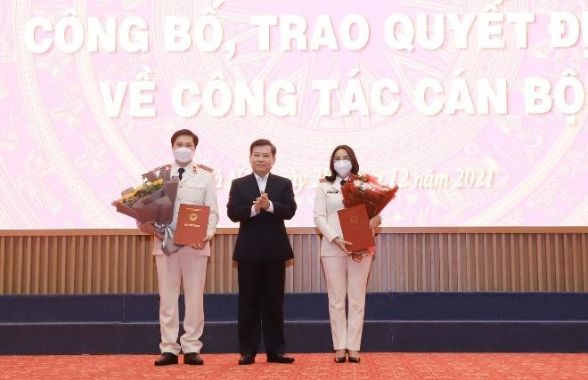 Đồng chí Lê Minh Trí, Viện trưởng VKSND tối cao trao quyết định và chúc mừng các đồng chí Nguyễn Đức Bằng và Trần Thị Thanh Huyền. Đồng chí Lê Minh Trí, Viện trưởng VKSND tối cao trao quyết định và chúc mừng các đồng chí Nguyễn Đức Bằng và Trần Thị Thanh Huyền.