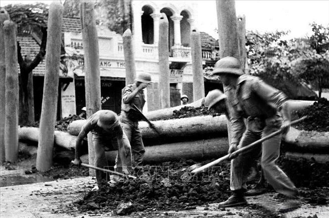 Bộ đội đào giao thông hào ở Bắc Bộ Phủ, sẵn sàng quyết chiến với giặc Pháp. Ảnh: Tư liệu TTXVN
