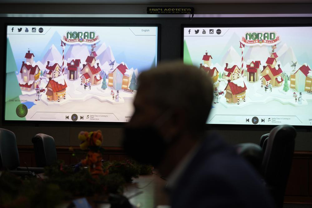 Truyền thống theo dõi Ông già Noel của NORAD bắt đầu từ năm 1995. Trong ngày 24/12, NORAD sẽ mở đường dây nóng và email để trả lời câu hỏi của trẻ em trên toàn thế giới về vị trí của Ông già Noel. Ảnh: AP Truyền thống theo dõi Ông già Noel của NORAD bắt đầu từ năm 1995. Trong ngày 24/12, NORAD sẽ mở đường dây nóng và email để trả lời câu hỏi của trẻ em trên toàn thế giới về vị trí của Ông già Noel. Ảnh: AP