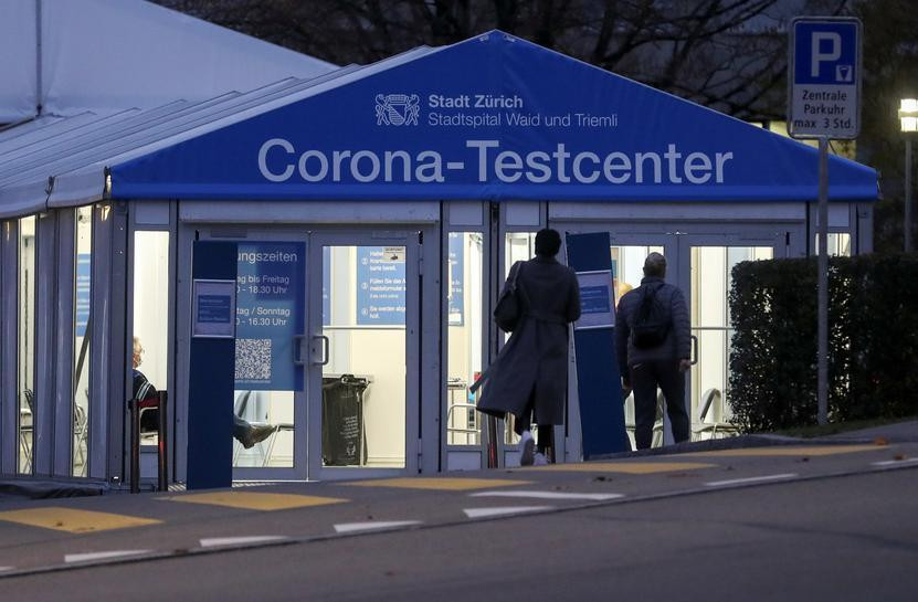 Một địa điểm xét nghiệm COVID-19 ở Zurich (Thuỵ Sĩ). Ảnh: Reuters