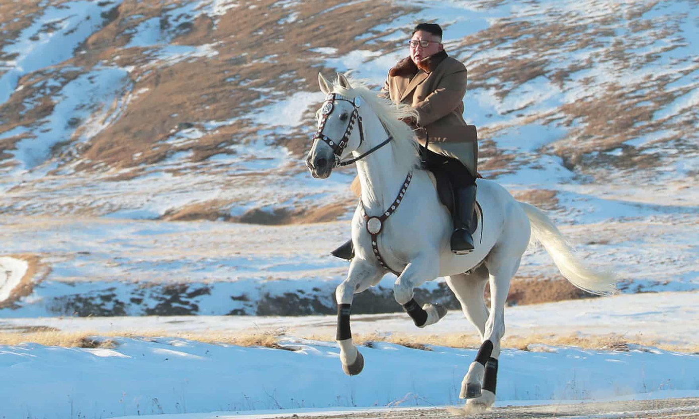 Ông Kim Jong-un cưỡi ngựa lên núi thiêng Paektu vào tháng 10/2019. Ảnh: AP Ông Kim Jong-un cưỡi ngựa lên núi thiêng Paektu vào tháng 10/2019. Ảnh: AP