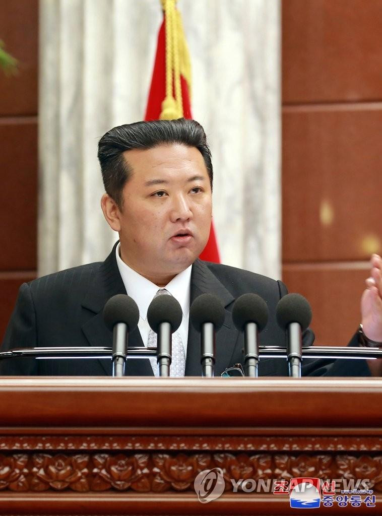 Ông Kim Jong-un phát biểu trong cuộc họp ngày 28/12. Ảnh: Yonhap Ông Kim Jong-un phát biểu trong cuộc họp ngày 28/12. Ảnh: Yonhap