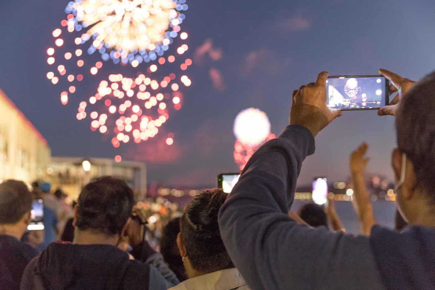 Người dân Canberra (Úc) tụ tập xem pháo hoa bên hồ Burley Griffin. Ảnh: REX Người dân Canberra (Úc) tụ tập xem pháo hoa bên hồ Burley Griffin. Ảnh: REX