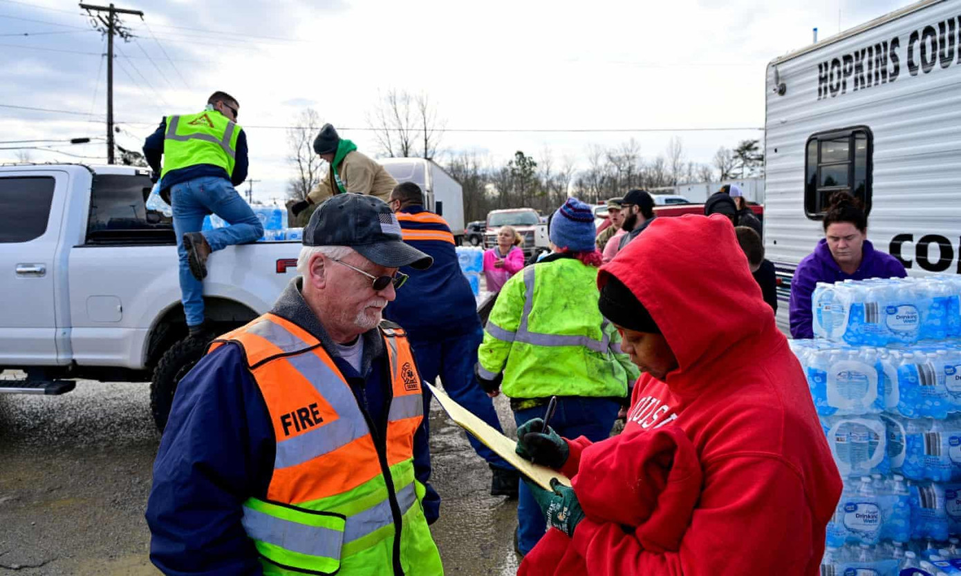 Lực lượng tình nguyện viên ở Dawson Springs. Ảnh: AP Lực lượng tình nguyện viên ở Dawson Springs. Ảnh: AP