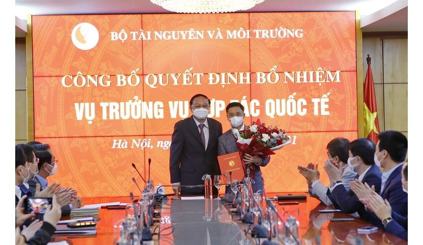 Thứ trưởng Lê Công Thành trao quyết định và chúc mừng tân Vụ trưởng Lê Ngọc Tuấn. Thứ trưởng Lê Công Thành trao quyết định và chúc mừng tân Vụ trưởng Lê Ngọc Tuấn.