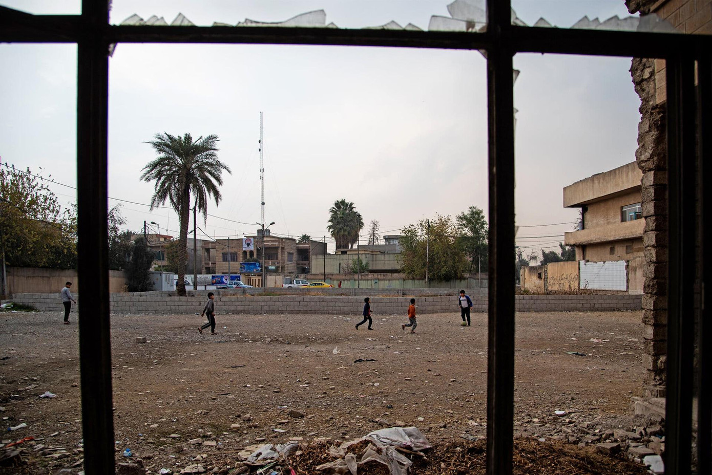 Những đứa trẻ chơi đùa tại ngôi trường ở Đông Mosul, Iraq, nơi xảy ra vụ không kích hồi tháng 1/2017. Ảnh: New York Times. Những đứa trẻ chơi đùa tại ngôi trường ở Đông Mosul, Iraq, nơi xảy ra vụ không kích hồi tháng 1/2017. Ảnh: New York Times.