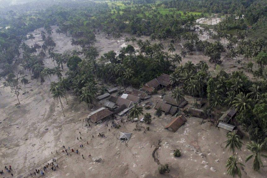 Một ngôi làng bị bao phủ bởi bùn đất và tro bụi núi lửa. Ảnh: EPA-EFE Một ngôi làng bị bao phủ bởi bùn đất và tro bụi núi lửa. Ảnh: EPA-EFE