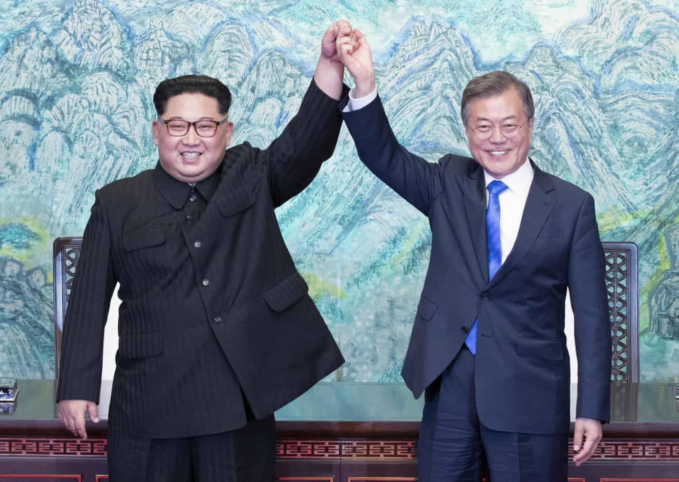 Chủ tịch Triều Tiên Kim Jong-un cùng Tổng thống Hàn Quốc Moon Jae-in ăn mừng sau khi ký tuyên bố chung tại làng biên giới Bàn Môn Điếm (thuộc khu phi quân sự) hồi tháng 4/2018. Hai nhà lãnh đạo quyết định tổ chức hội đàm nhằm chấm dứt xung đột kéo dài hàng thập kỷ và xoa dịu căng thẳng về chương trình vũ khí hạt nhân của Triều Tiên. Cũng tại sự kiện này, ông Kim Jong-un trở thành nhà lãnh đạo Triều Tiên đầu tiên đặt chân tới Hàn Quốc kể từ sau khi hai nước kí kết hiệp định đình chiến năm 1953. Ảnh: AP Chủ tịch Triều Tiên Kim Jong-un cùng Tổng thống Hàn Quốc Moon Jae-in ăn mừng sau khi ký tuyên bố chung tại làng biên giới Bàn Môn Điếm (thuộc khu phi quân sự) hồi tháng 4/2018. Hai nhà lãnh đạo quyết định tổ chức hội đàm nhằm chấm dứt xung đột kéo dài hàng thập kỷ và xoa dịu căng thẳng về chương trình vũ khí hạt nhân của Triều Tiên. Cũng tại sự kiện này, ông Kim Jong-un trở thành nhà lãnh đạo Triều Tiên đầu tiên đặt chân tới Hàn Quốc kể từ sau khi hai nước kí kết hiệp định đình chiến năm 1953. Ảnh: AP