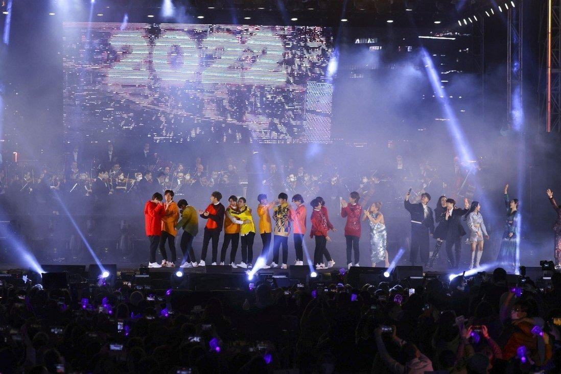 Hàng chục nghìn người tụ tập ở cảng Victoria (Hồng Kông, Trung Quốc) để tham dự sự kiện mừng năm mới 2022. Ảnh: SCMP Hàng chục nghìn người tụ tập ở cảng Victoria (Hồng Kông, Trung Quốc) để tham dự sự kiện mừng năm mới 2022. Ảnh: SCMP