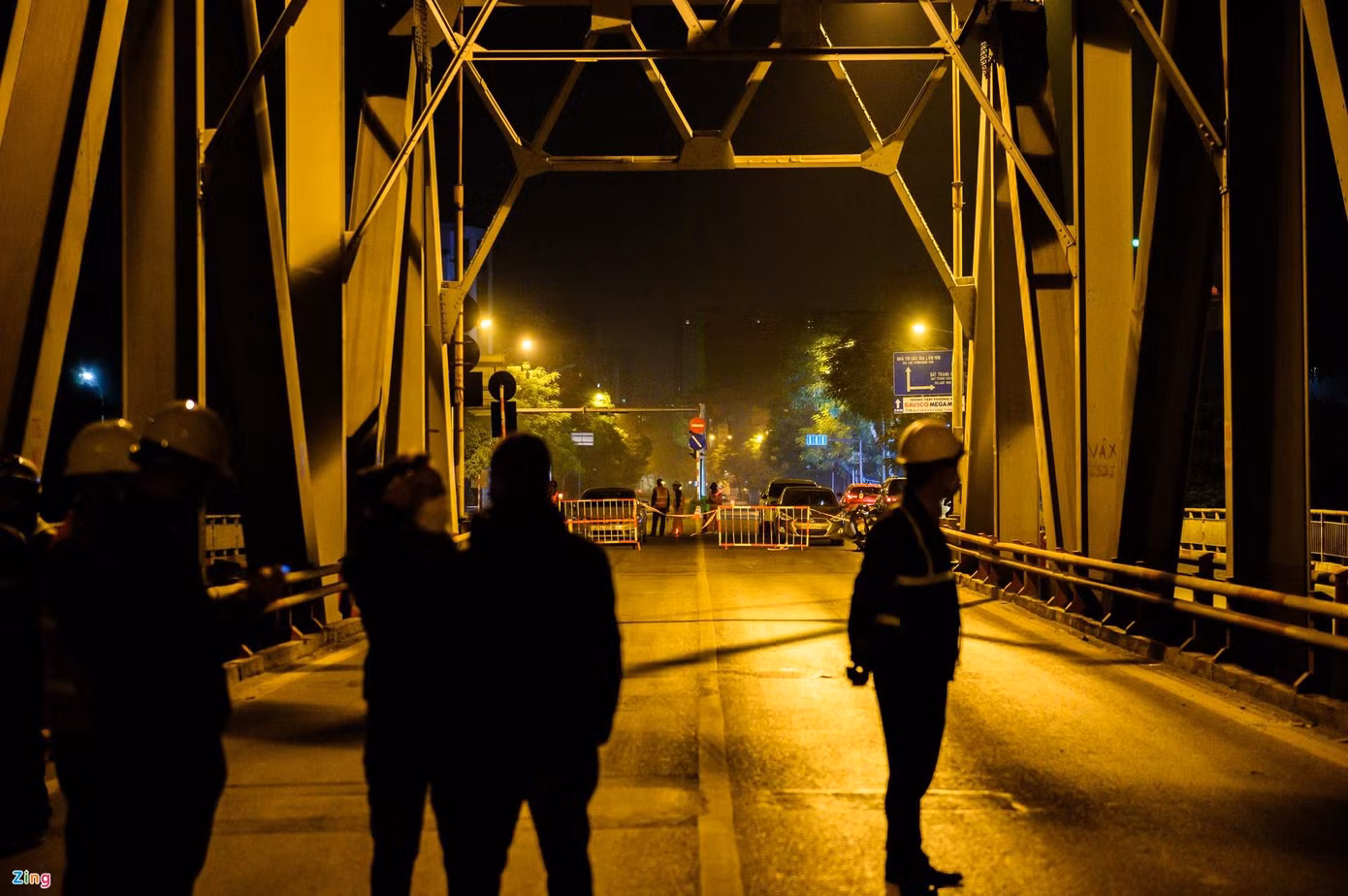 23h ngày 22/12, công nhân thuộc Ban Duy tu các công trình hạ tầng giao thông, Sở Giao thông Vận tải Hà Nội (GTVT), lập rào chắn, ngăn phương tiện đi vào làn giữa cầu Chương Dương (làn ôtô) để thực hiện kiểm định chất lượng cây cầu. Công tác kiểm định hiện trạng cây cầu đã diễn ra gần một tháng nay và dự kiến kết thúc vào 31/12. Kết quả kiểm định sẽ giúp Sở GTVT đánh giá chính xác nhất về mức độ xuống cấp của cầu Chương Dương để có phương án tu sửa, khắc phục kịp thời và hợp lý nhất. 23h ngày 22/12, công nhân thuộc Ban Duy tu các công trình hạ tầng giao thông, Sở Giao thông Vận tải Hà Nội (GTVT), lập rào chắn, ngăn phương tiện đi vào làn giữa cầu Chương Dương (làn ôtô) để thực hiện kiểm định chất lượng cây cầu. Công tác kiểm định hiện trạng cây cầu đã diễn ra gần một tháng nay và dự kiến kết thúc vào 31/12. Kết quả kiểm định sẽ giúp Sở GTVT đánh giá chính xác nhất về mức độ xuống cấp của cầu Chương Dương để có phương án tu sửa, khắc phục kịp thời và hợp lý nhất.