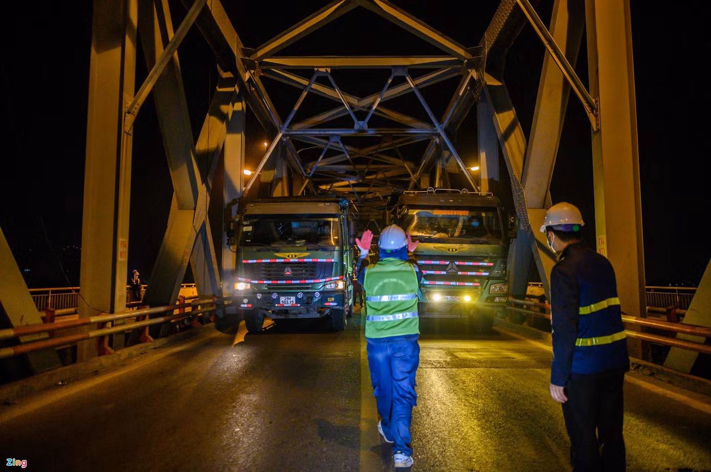 Theo cán bộ Ban Duy tu, trong một tháng qua, đơn vị đã kiểm tra hầu hết hạng mục của cầu như: Trụ, gối cầu, mặt cầu, dàn thép trên - dưới, khe co giãn... Tối 23/12, cán bộ làm nhiệm vụ kiểm định đến mức độ võng của cầu. Cụ thể, khoảng 6 xe tải khối lượng 27-30 tấn/xe sẽ đỗ tại 3 điểm để thiết bị máy móc đánh giá độ võng của cầu đang ở mức độ nào. Theo cán bộ Ban Duy tu, trong một tháng qua, đơn vị đã kiểm tra hầu hết hạng mục của cầu như: Trụ, gối cầu, mặt cầu, dàn thép trên - dưới, khe co giãn... Tối 23/12, cán bộ làm nhiệm vụ kiểm định đến mức độ võng của cầu. Cụ thể, khoảng 6 xe tải khối lượng 27-30 tấn/xe sẽ đỗ tại 3 điểm để thiết bị máy móc đánh giá độ võng của cầu đang ở mức độ nào.