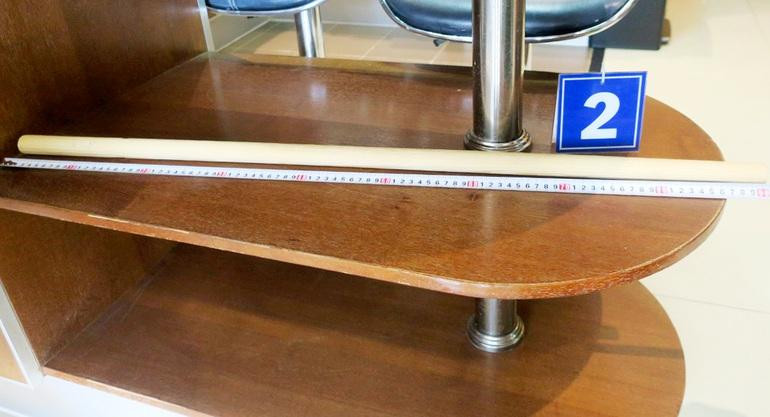 Cây gậy gỗ mà bà Trang dùng để đánh cháu A. (Ảnh Công an cung cấp).