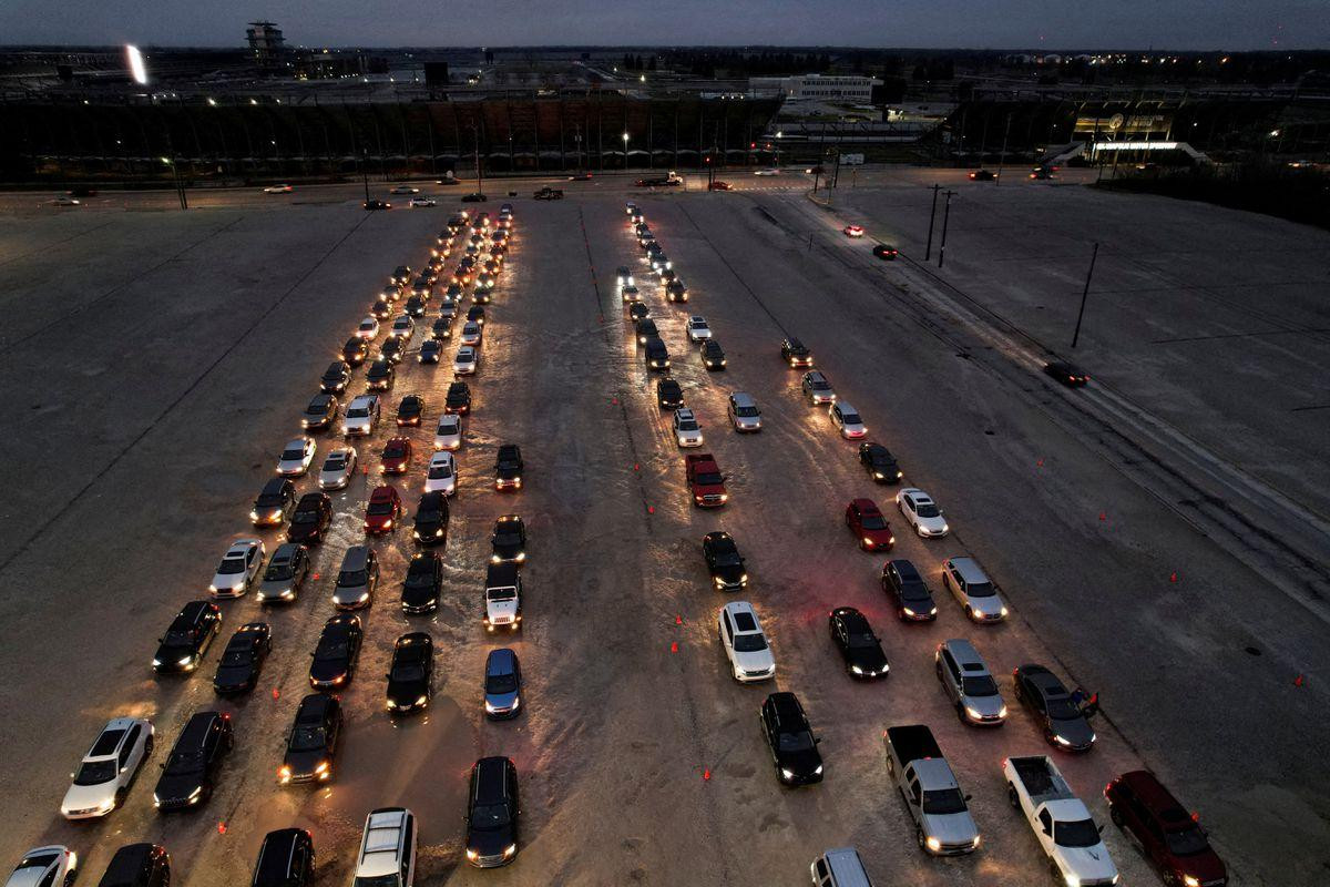 Người dân xếp hàng chờ xét nghiệm ở Indianapolis (bang Indiana, Mỹ) ngày 29/12. Ảnh: Reuters Người dân xếp hàng chờ xét nghiệm ở Indianapolis (bang Indiana, Mỹ) ngày 29/12. Ảnh: Reuters